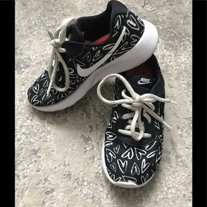Nike kids Roshe heart print